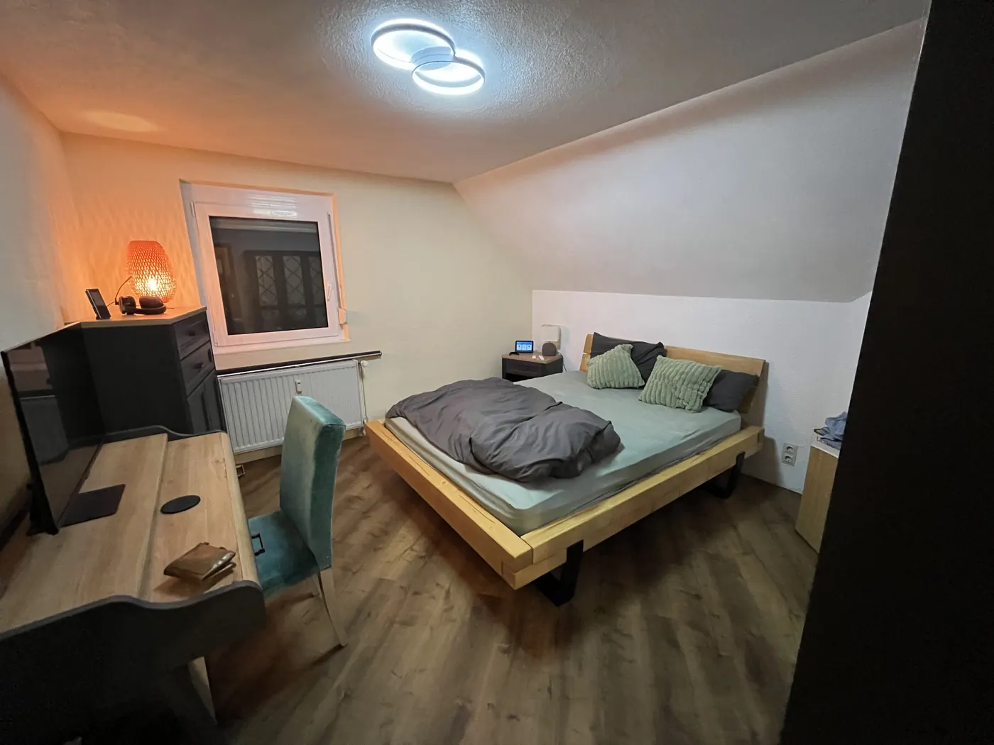 Schlafzimmer mit fertigem Vinylboden