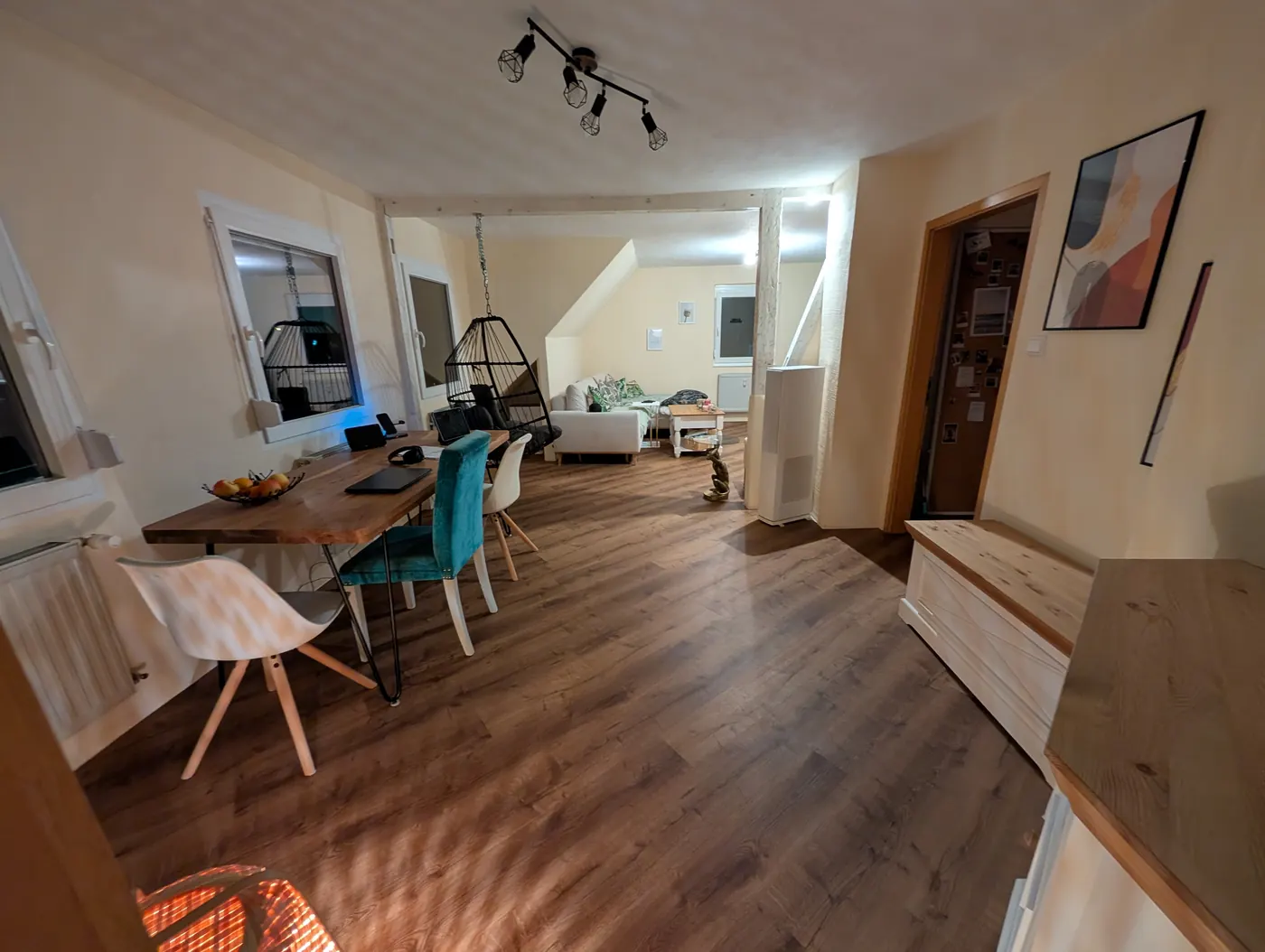 Wohnzimmer mit fertigem Vinylboden